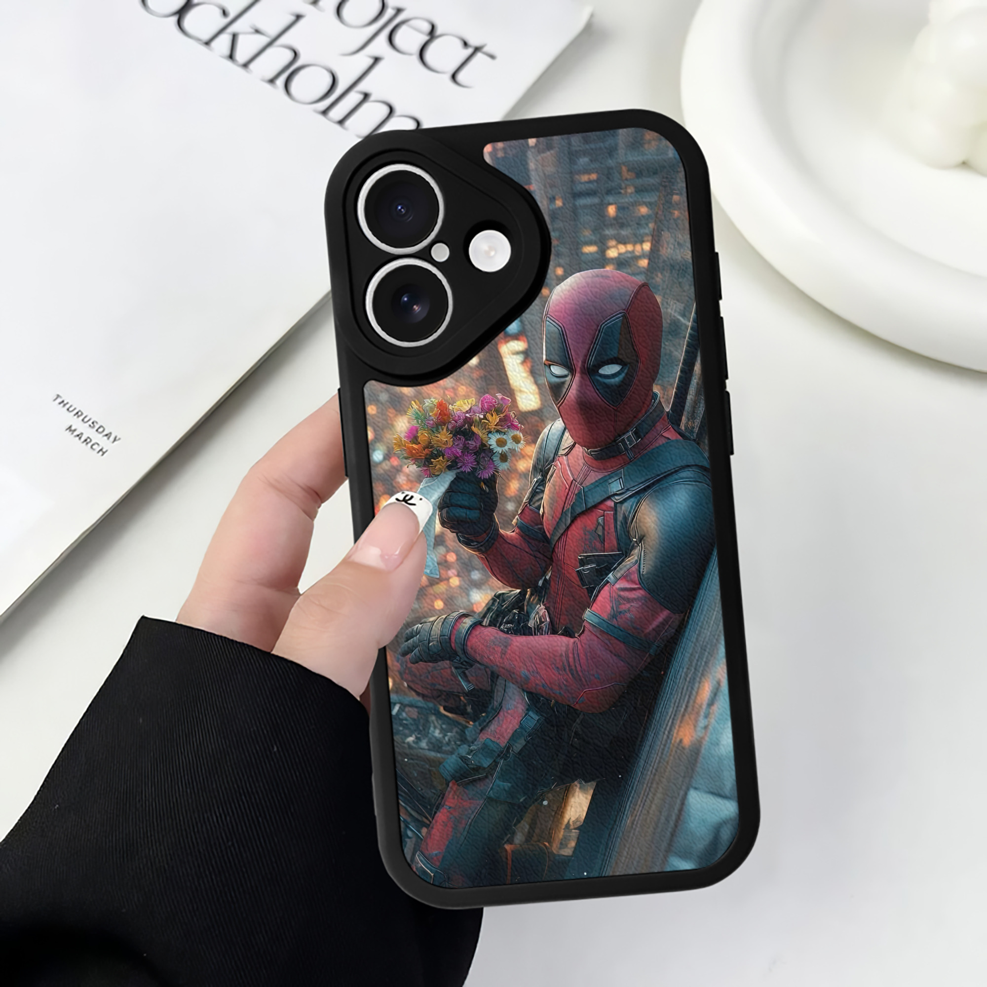 （画像用） Deadpool デッドプール 【iPhone 16シリーズ対応】シリコンスマホケース（レザー調） 材質：シリコン
